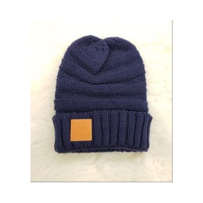 TUQUE EN TRICOT AVEC ETIQUETTE CUIR