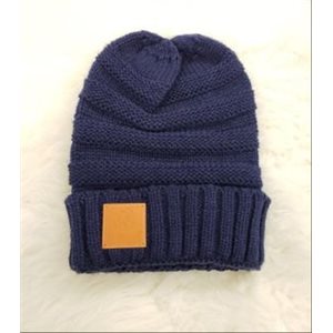 TUQUE EN TRICOT AVEC ETIQUETTE CUIR